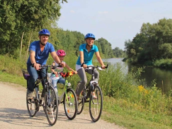Radtour mit der ganzen Familie Radtour mit der ganzen FamilieCycling tour with the whole familyCykeltur med hele familienFietstocht met het hele gezin
