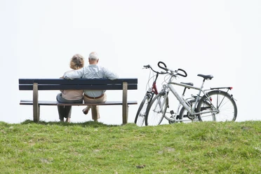 pause-am-deich-mit-fahrrad