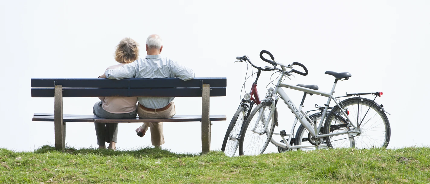 pause-am-deich-mit-fahrrad