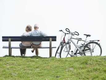 pause-am-deich-mit-fahrrad
