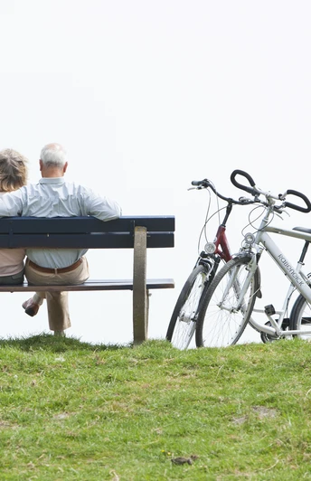 pause-am-deich-mit-fahrrad