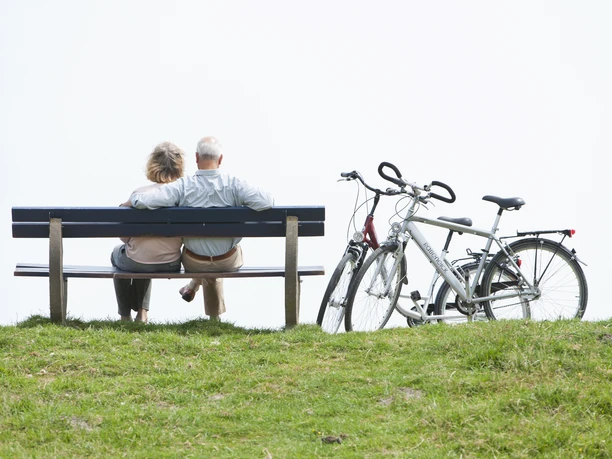 pause-am-deich-mit-fahrrad