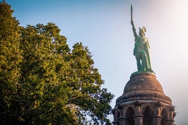 Hermannsdenkmal Das Hermannsdenkmal erhebt sich majestätisch über den Baumwipfeln, mit Hermann, der sein Schwert gen Himmel reckt.