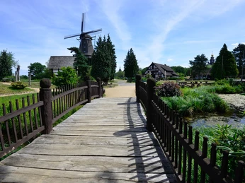 Blick auf den Dorfplatz im Mühlenmuseum Blick auf den Dorfplatz im Mühlenmuseum