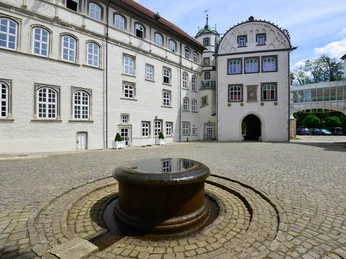 Brunnen am Schlossinnenhof Innenhof Welfenschloss Gifhorn mit Brunnen