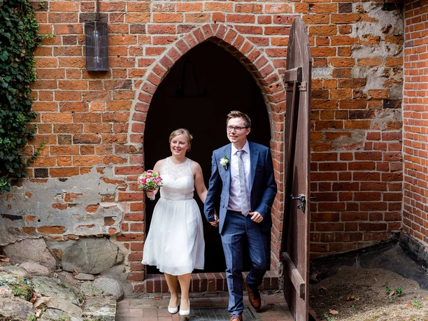 Paar verlässt das Kloster Isenhagen Paar verlässt das Kloster Isenhagen in Hankensbüttel
