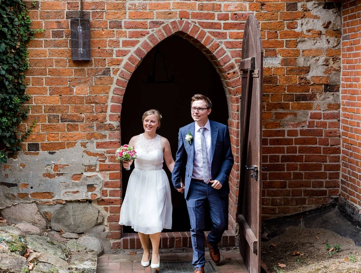 Paar verlässt das Kloster Isenhagen Paar verlässt das Kloster Isenhagen in Hankensbüttel
