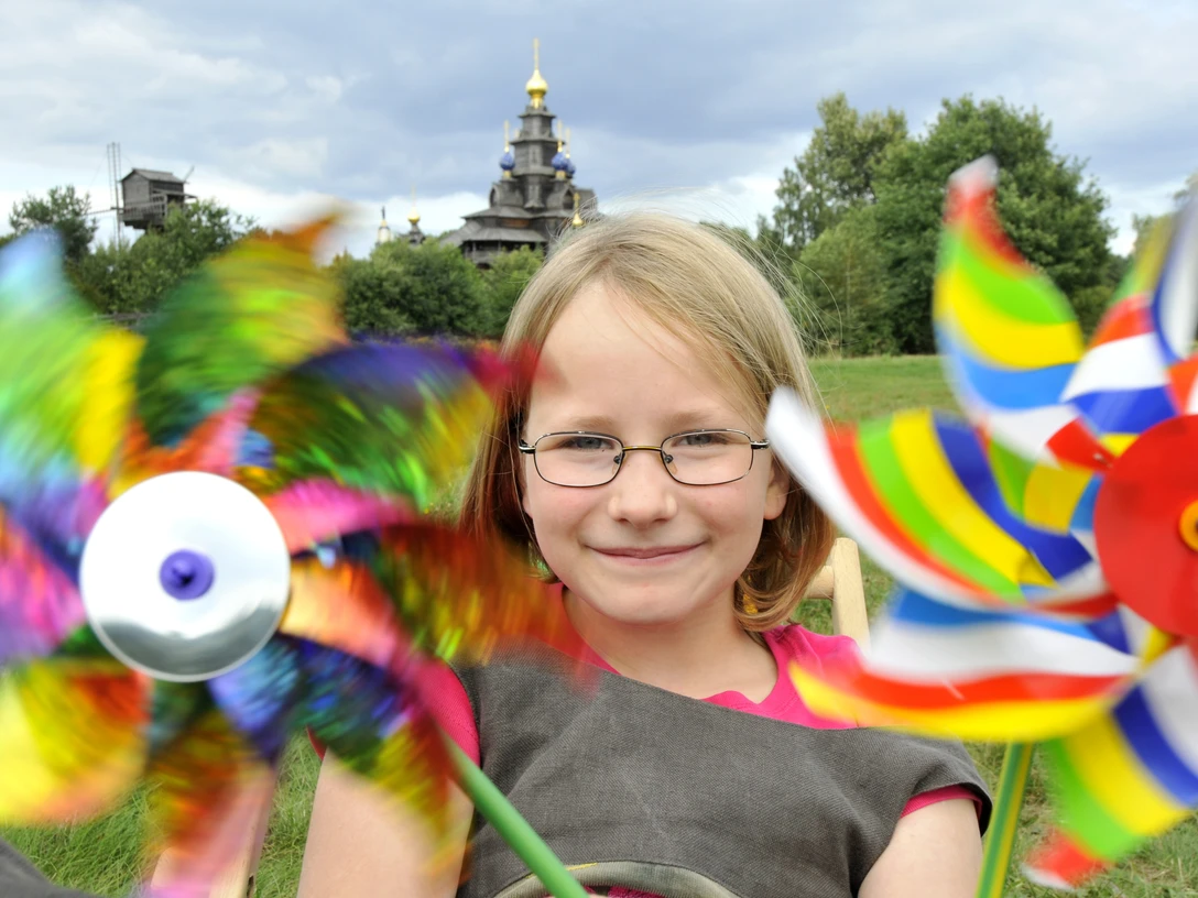 Kind mit Mühle Kind mit Mühle vor dem Internationalen Mühlenmuseum Gifhorn
