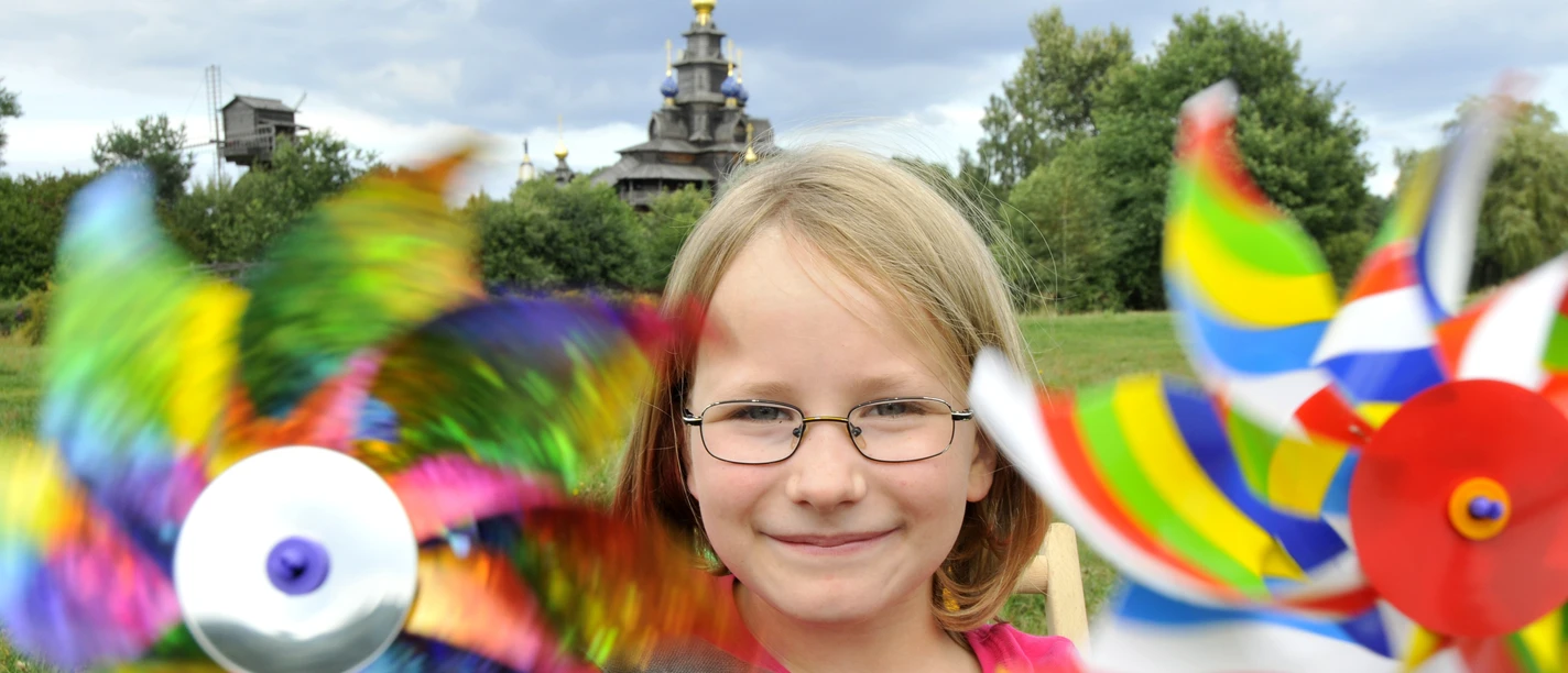 Kind mit Mühle Kind mit Mühle vor dem Internationalen Mühlenmuseum Gifhorn