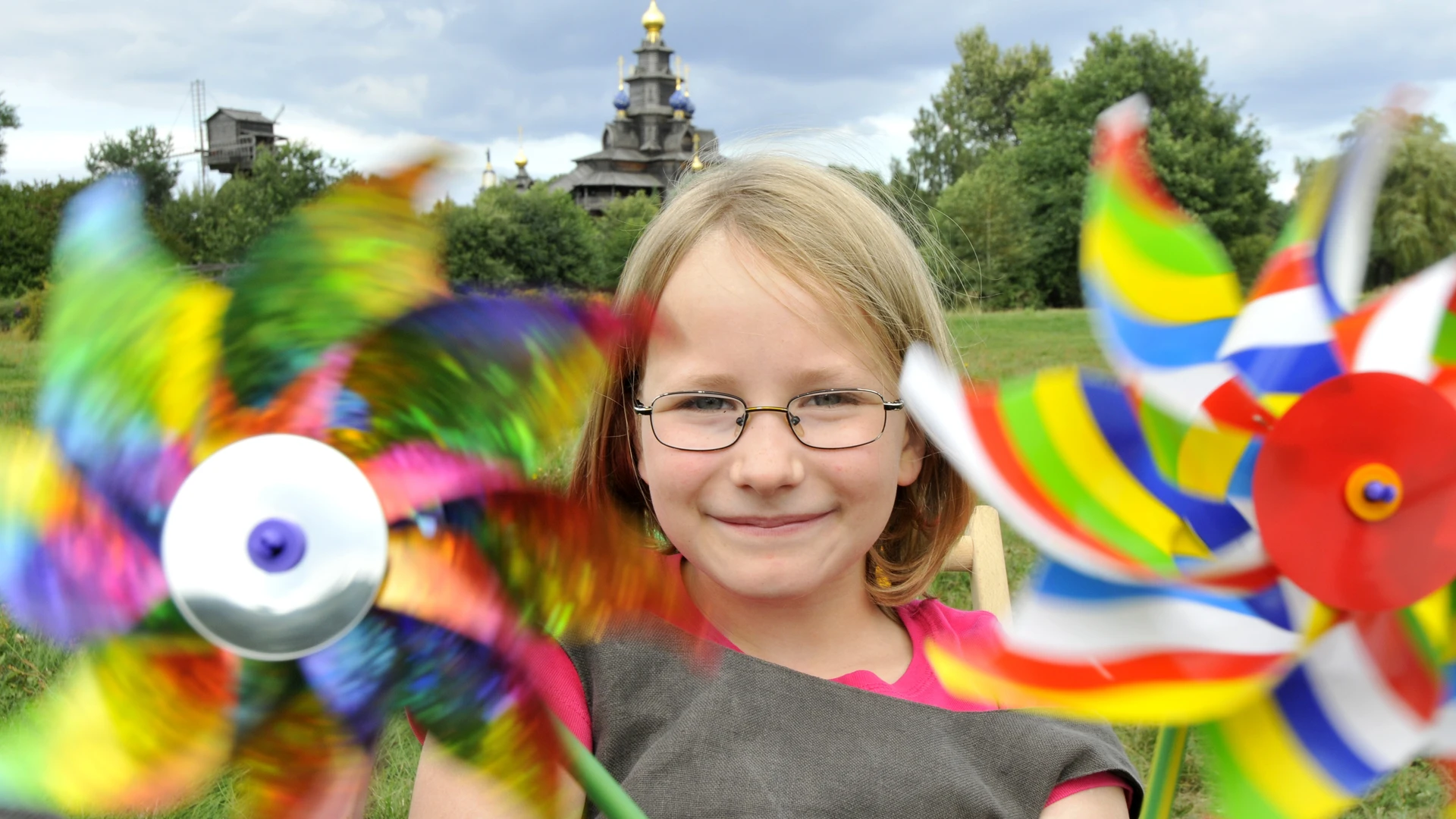 Kind mit Mühle vor dem Internationalen Mühlenmuseum Gifhorn
