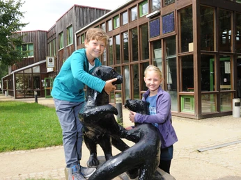 Kinder vor dem Otter-Zentrum Zwei Kinder vor dem Otter-Zentrum