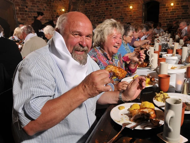 Tafel bei Pater Laurentius im Schloss Gifhorn Tafel bei Pater Laurentius im Schloss Gifhorn