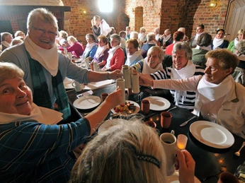 Tafel bei Pater Laurentius Zuprosten bei der Tafel bei Pater Laurentius im Schloss Gifhorn