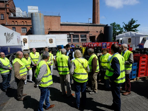 Auf dem Hof der Privatbrauerei Wittingen Besuchergruppe auf dem Hof der Privatbrauerei Wittingen