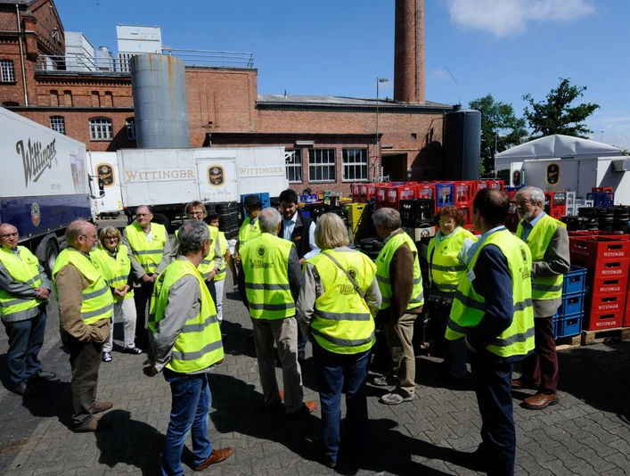 Auf dem Hof der Privatbrauerei Wittingen Besuchergruppe auf dem Hof der Privatbrauerei Wittingen