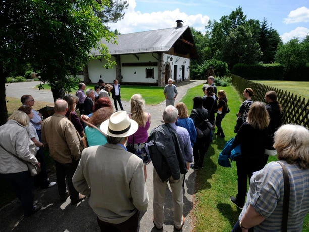 Besuchergruppe vor dem Jagdmuseum Wulff in Oerrel