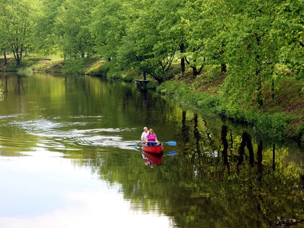 Paddler auf dem Wasser Zwei Paddler auf der Aller in Gifhorn