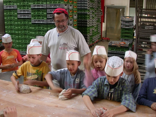Kindergruppe in der Bäckerei Kindergruppe in der Bäckerei Meyer in Wahrenholz