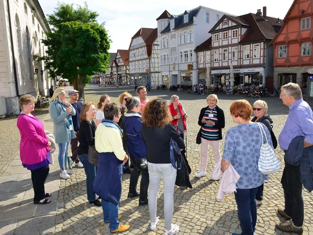 Gruppe auf dem Gifhorner Marktplatz Gruppe bei einer Stadtführung auf dem Gifhorner Marktplatz
