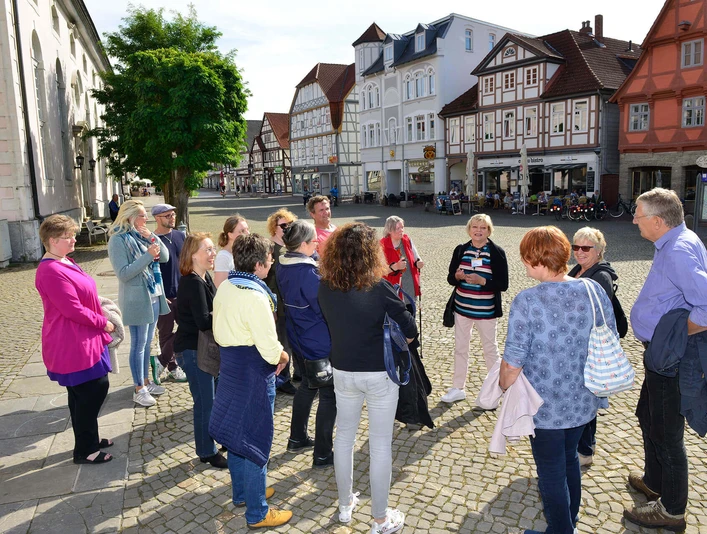 Gruppe auf dem Gifhorner Marktplatz Gruppe bei einer Stadtführung auf dem Gifhorner Marktplatz