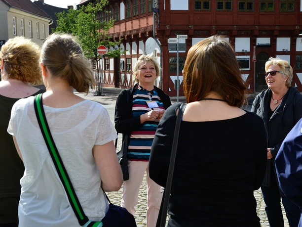 Gruppe vor dem Alten Rathaus Gruppe vor dem Alten Rathaus in der Gifhorn Altstadt