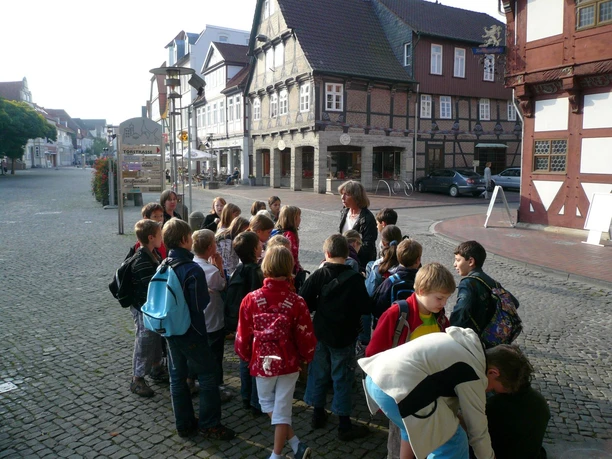 Stadtführung für Kinder Schulklasse macht eine Kinderstadtführung in Gifhorn
