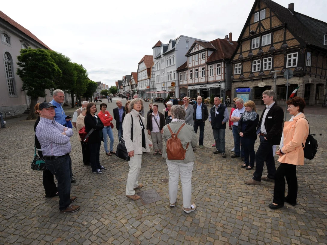 Stadtführung Gifhorn Stadtführungsgruppe steht auf dem Gifhorner Marktplatz in der Altstadt