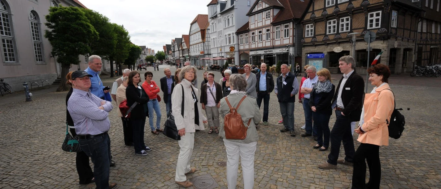 Stadtführung Gifhorn Stadtführungsgruppe steht auf dem Gifhorner Marktplatz in der Altstadt