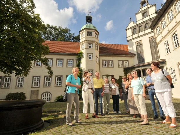 Führung auf dem Schlossinnenhof Besuchergruppe bei einer Führung auf dem Schlossinnenhof