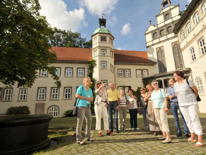 Führung auf dem Schlossinnenhof Besuchergruppe bei einer Führung auf dem Schlossinnenhof