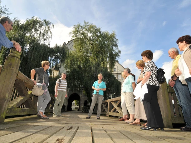 Auf der Brücke am Schloss Gifhorn Besuchergruppe auf der Brücke am Schloss Gifhorn