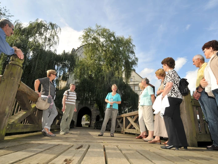 Auf der Brücke am Schloss Gifhorn Besuchergruppe auf der Brücke am Schloss Gifhorn