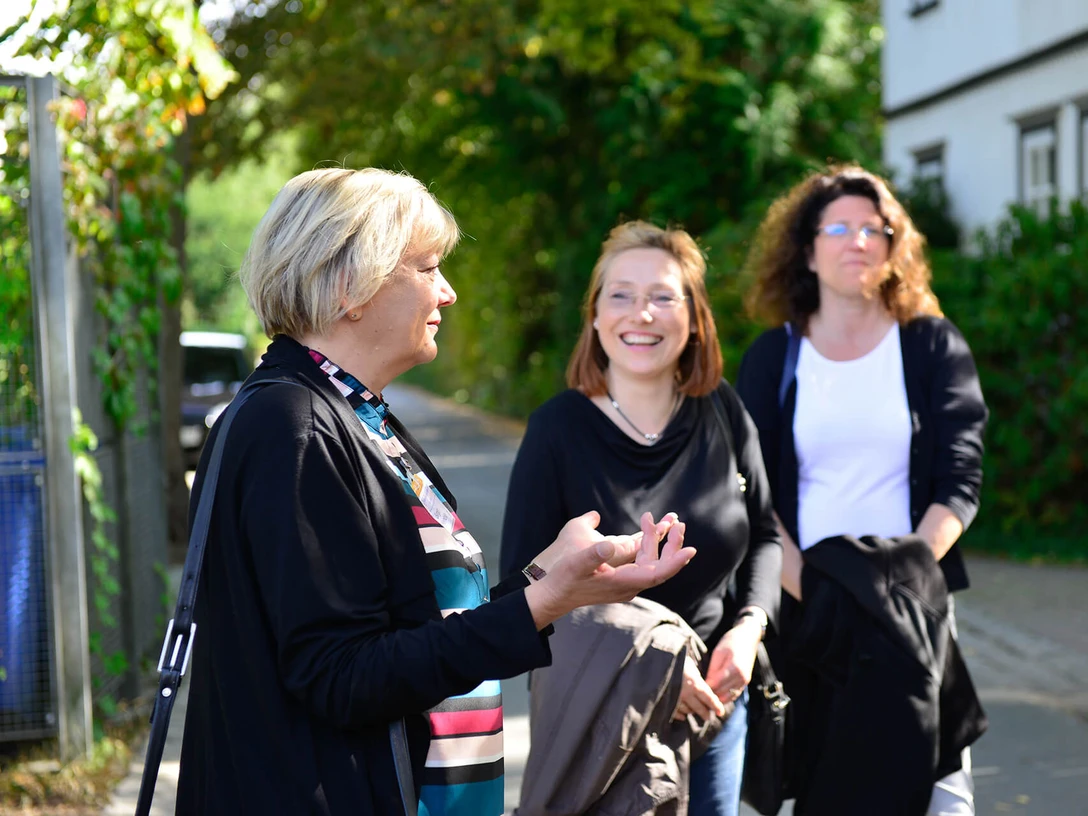 Auf der Stadtführung Besuchergruppe bei der Stadtführung im Knickwall in Gifhorn