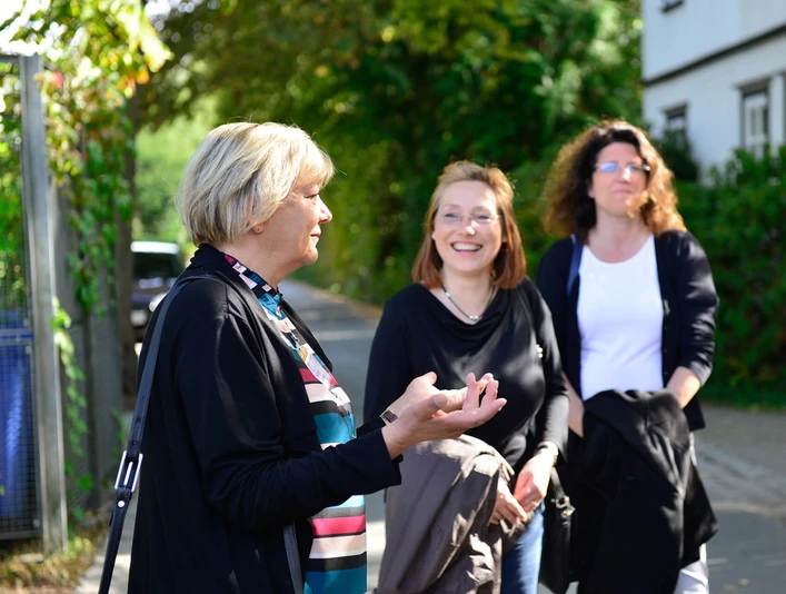 Auf der Stadtführung Besuchergruppe bei der Stadtführung im Knickwall in Gifhorn