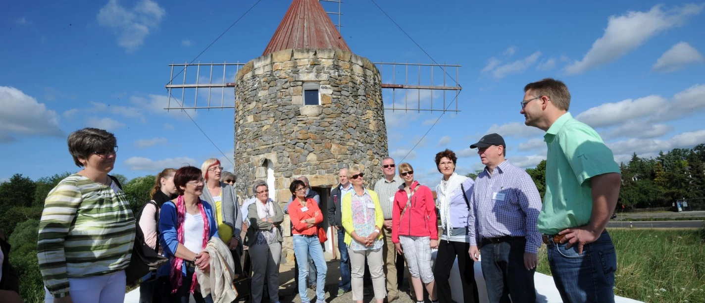 Führung im Mühlenmuseum Besuchergruppe vor der französischen Mühle im Internationalen Mühlenmuseum Gifhorn