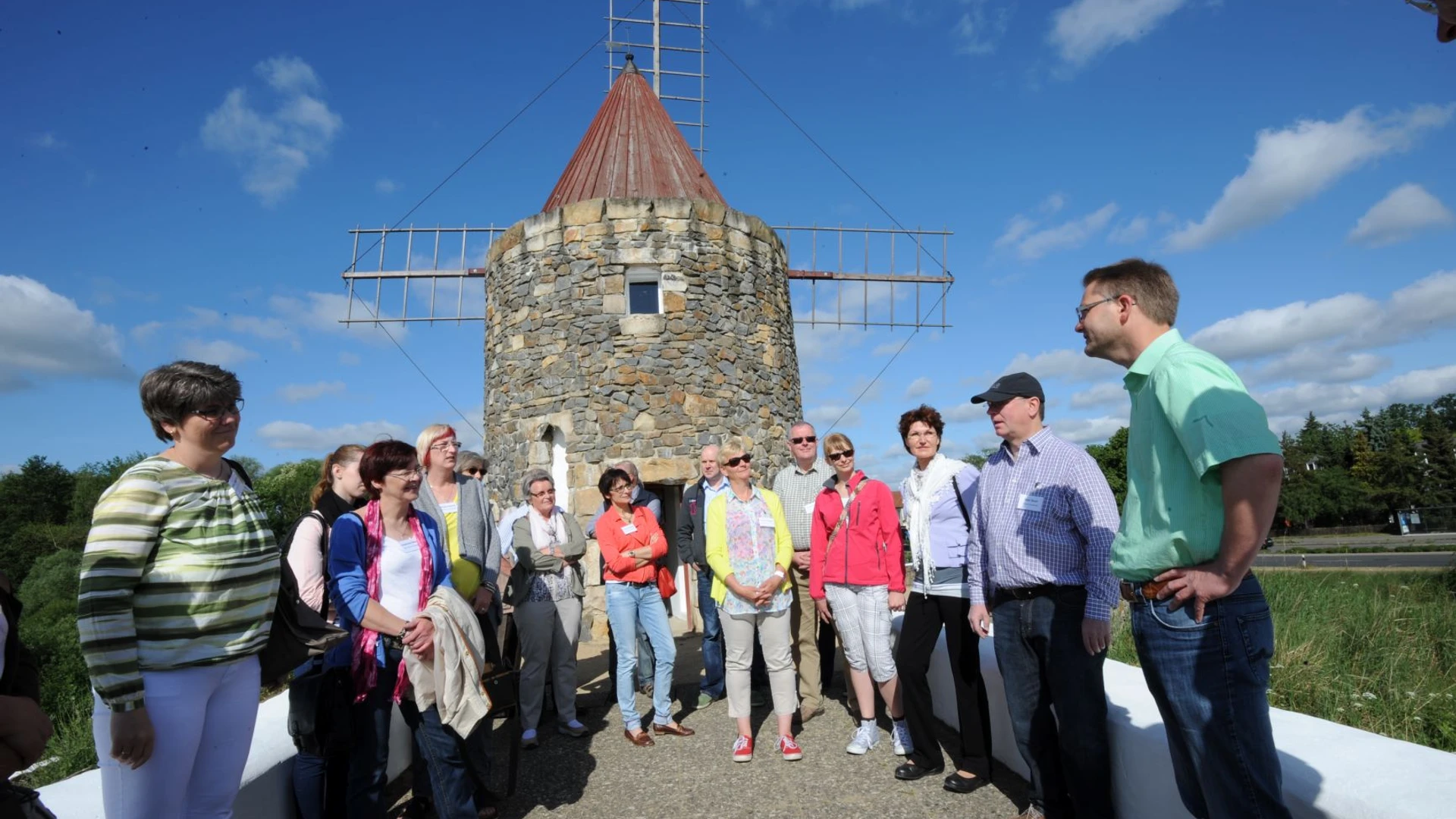 Besuchergruppe vor der französischen Mühle im Internationalen Mühlenmuseum Gifhorn