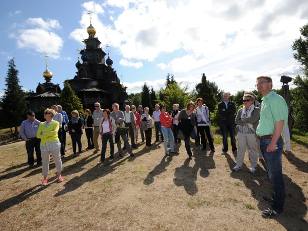 Gruppenführung im Mühlenmuseum Besuchergruppe erhält eine Führung im Mühlenmuseum Gifhorn