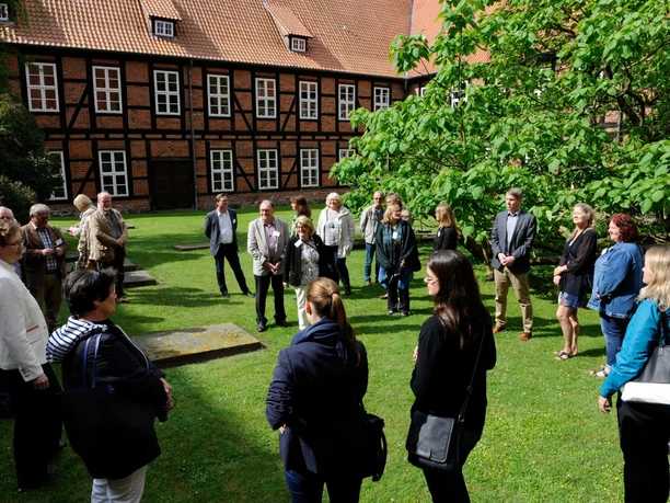 Führung im Kloster Isenhagen Besuchergruppe bei einer Führung im Kloster Isenhagen in Hankensbüttel