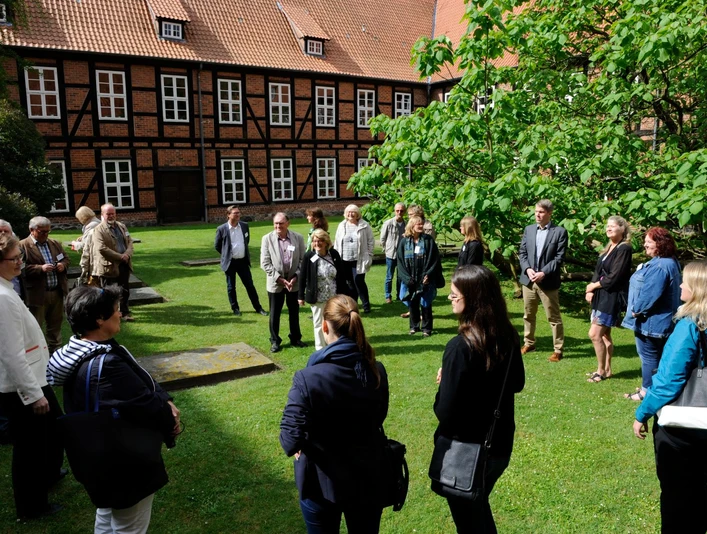 Führung im Kloster Isenhagen Besuchergruppe bei einer Führung im Kloster Isenhagen in Hankensbüttel