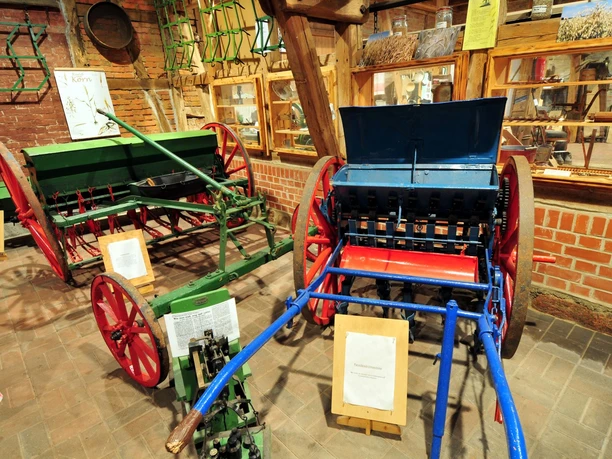 Museum im Dorf Lüben Ackergeräte im Museum im Dorf Lüben