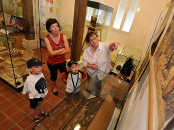 Führung im Schulmuseum Steinhorst Mutter mit zwei Kindern macht eine Führung im Schulmuseum Steinhorst