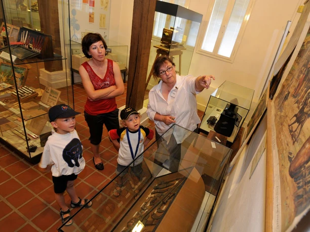 Führung im Schulmuseum Steinhorst Mutter mit zwei Kindern macht eine Führung im Schulmuseum Steinhorst