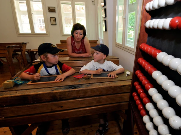 Kinder im Schulmuseum Steinhorst Im Klassenzimmer im Schulmuseum Steinhorst