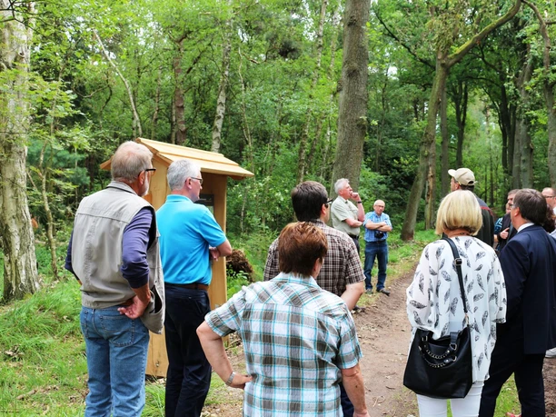 Station am Walderlebnispfad Knesebeck Besuchergruppe an einer Station am Walderlebnispfad Knesebeck