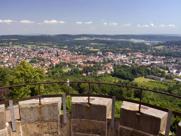 Blick vom Kaiser-Karls-Turm über die Stadt Bad Driburg, umgeben von bewaldeten Hügeln und weiten Feldern.