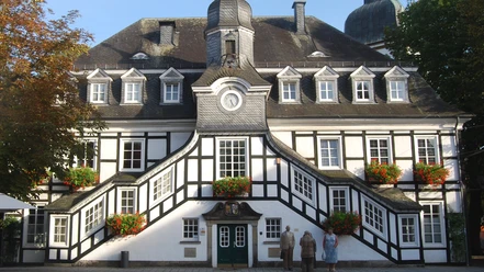 Rathaus Rietberg Fachwerk-Rathaus von Rietberg mit symmetrischen Treppenaufgängen, Verzierungen und Blumendekorationen.