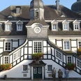 Rathaus Rietberg Fachwerk-Rathaus von Rietberg mit symmetrischen Treppenaufgängen, Verzierungen und Blumendekorationen.