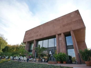 Museum der Moderne Rupertinum in Salzburg, modernes Gebäude mit Terrasse und Skulpturen außen.