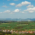 Ausblick Lippe Panoramablick über eine weitläufige grüne Landschaft mit Windrädern und kleinen Siedlungen.
