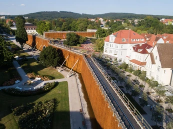 Gradierwerke Bad Salzuflen Gradierwerke in Bad Salzuflen mit beeindruckenden Holzstrukturen, umgeben von üppigem Grün und Gebäuden.